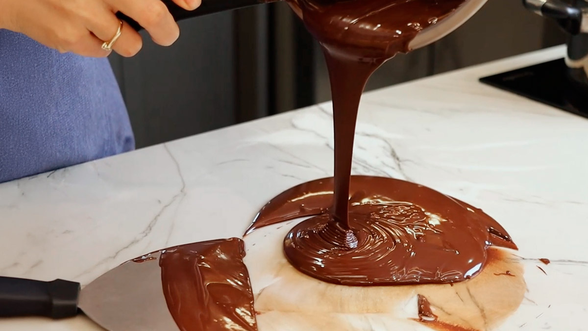A Chef Jana Bendo ensina como temperar chocolate na pedra com 55% cacau e zero açúcar. Veja como aplicar a técnica profissional na sua confeitaria.