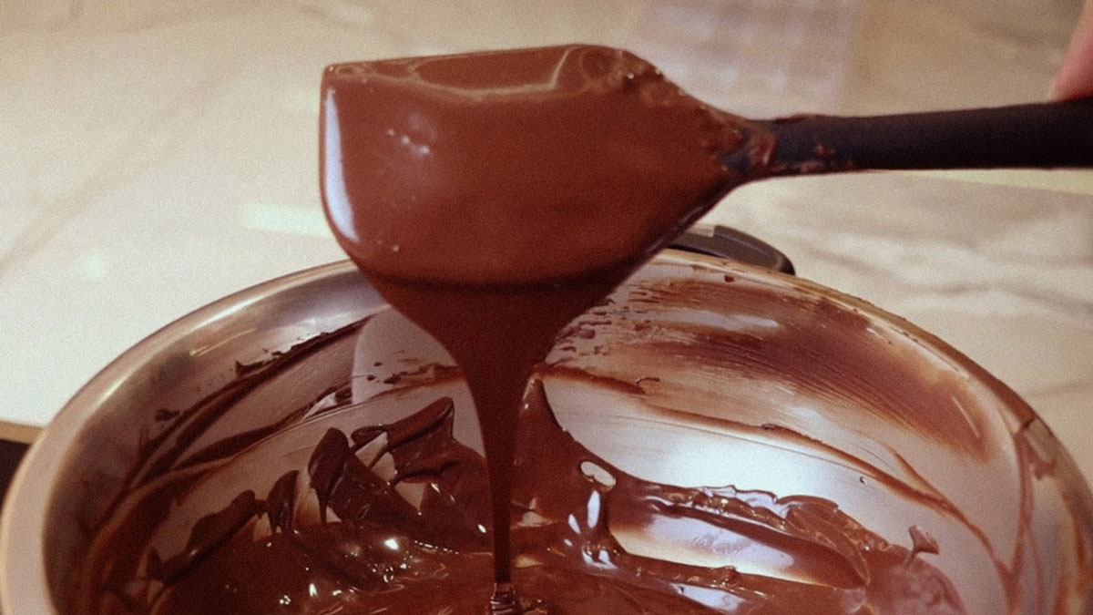 Temperagem do Chocolate 70% Zero Le Antoní com a Técnica da Pedra, ensinada pela Chef Jana Bendo: brilho, textura perfeita e resultado profissional.