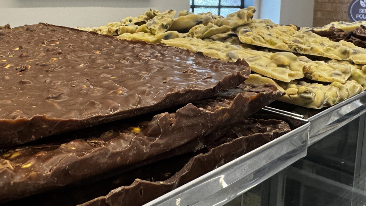 Conheça o Chocolate Quebra-Quebra Le Antoní, exclusivo da Loja de Fábrica em Joinville, e descubra por que ele conquista em cada pedaço.